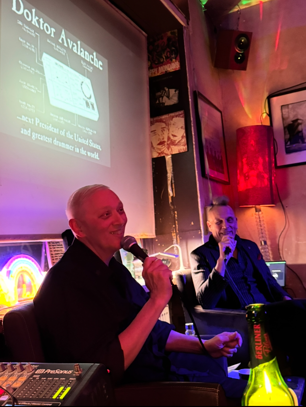 Foto aus dem Posh Teckel: Mark Reeder und John Robb